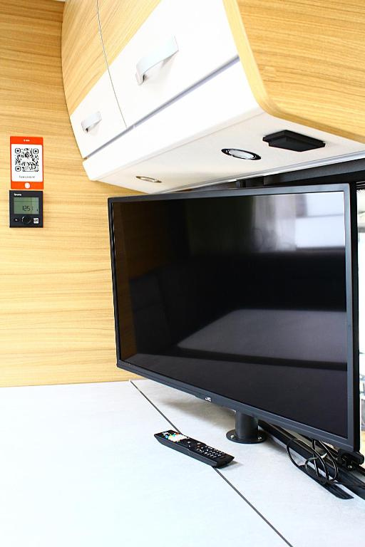 TV a/nebo společenská místnost v ubytování Mietwohnwagen