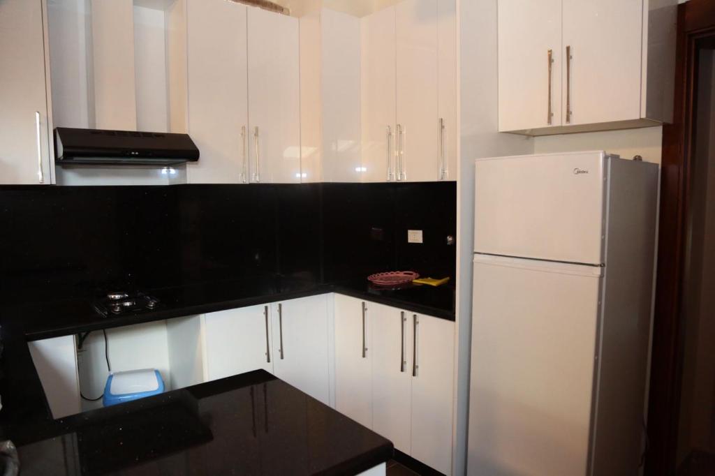 Кухня або міні-кухня у Hilltop Faraya Suites