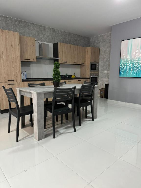 Η κουζίνα ή μικρή κουζίνα στο Peaceful 2 bedroom Apartment