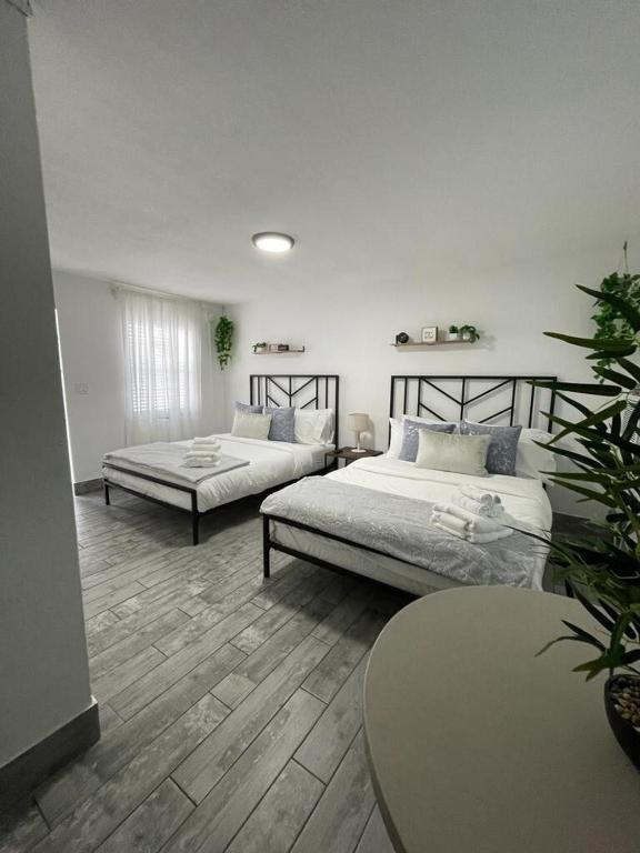 Krevet ili kreveti u jedinici u objektu Studio Apt W 2q Beds & Shared Pool 01
