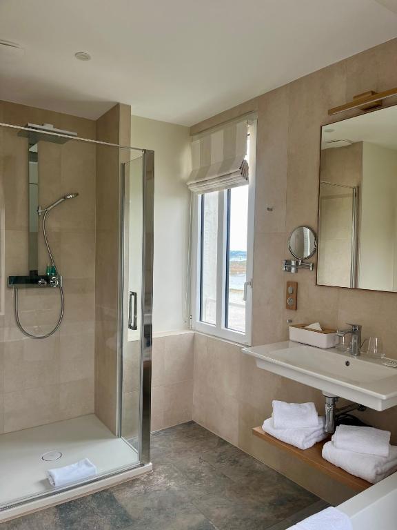Koupelna v ubytování Logis Hôtel de Carantec
