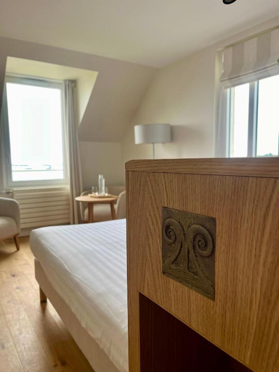 Postel nebo postele na pokoji v ubytování Logis Hôtel de Carantec