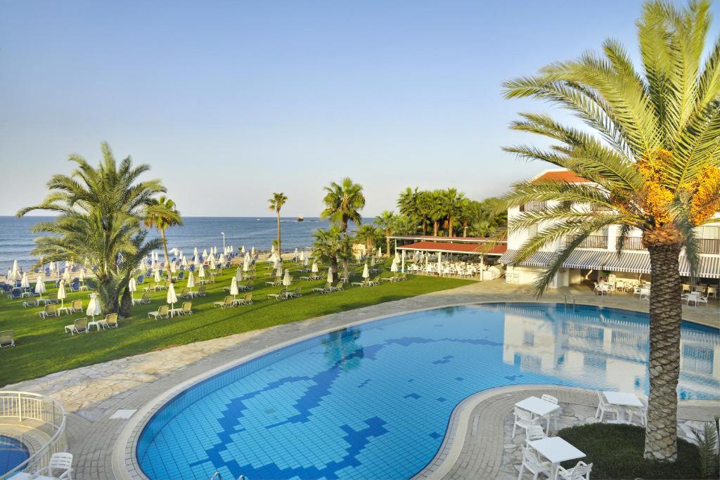 een uitzicht over het zwembad van een resort bij Akti Beach Hotel & Village Resort in Paphos City