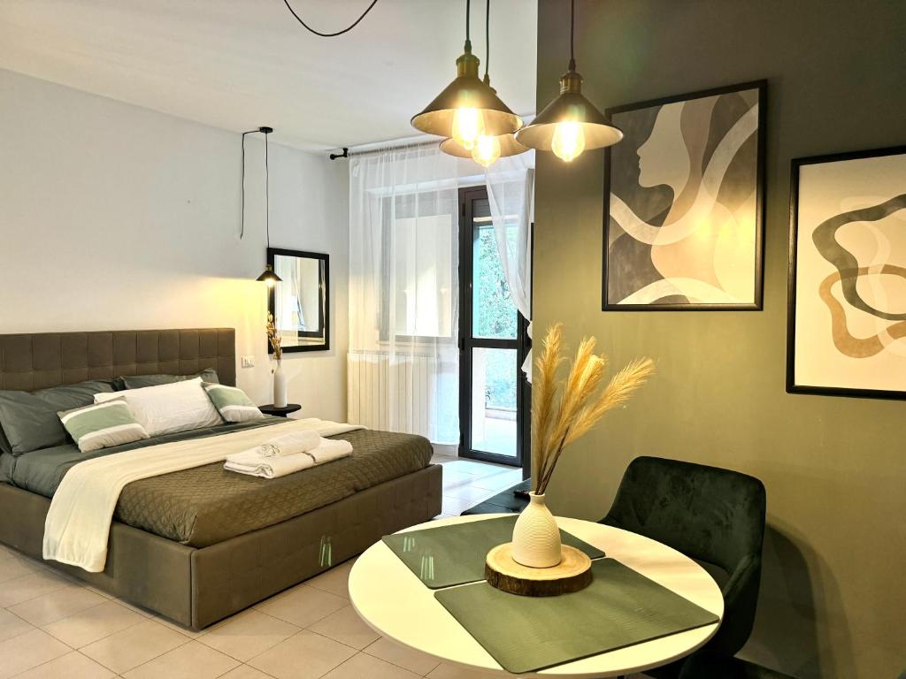 Postel nebo postele na pokoji v ubytování Elegant Apartment with Balcony, Free Parking, & WiFi