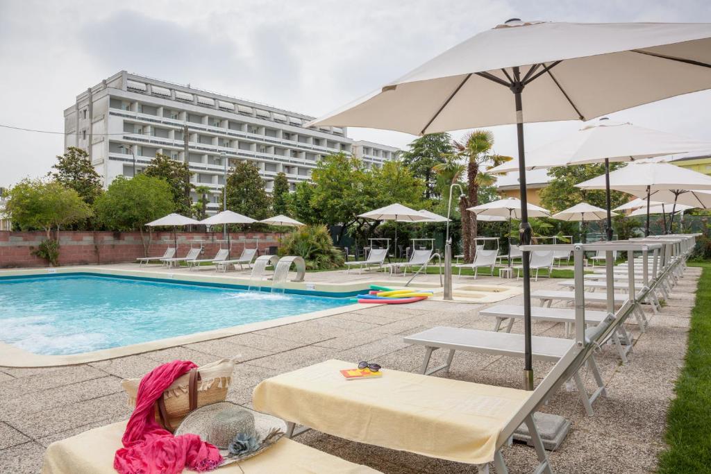 Bazén v ubytování Hotel Firenze nebo v jeho okolí