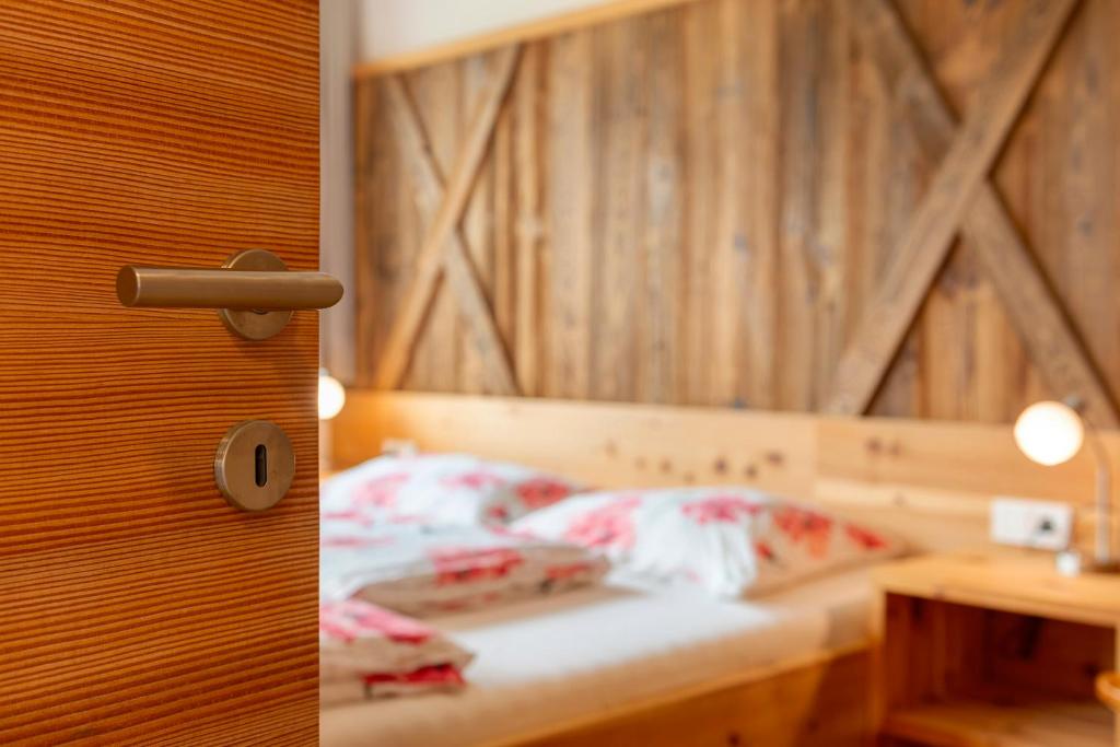 A bed or beds in a room at Haus Pferscher