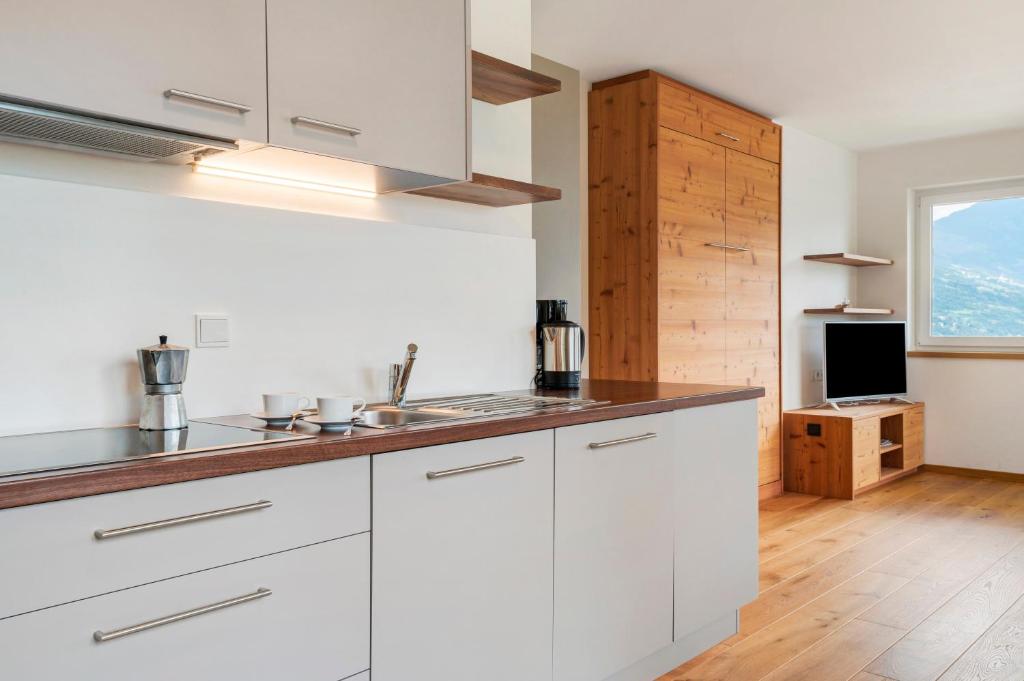 A kitchen or kitchenette at Haus Pferscher