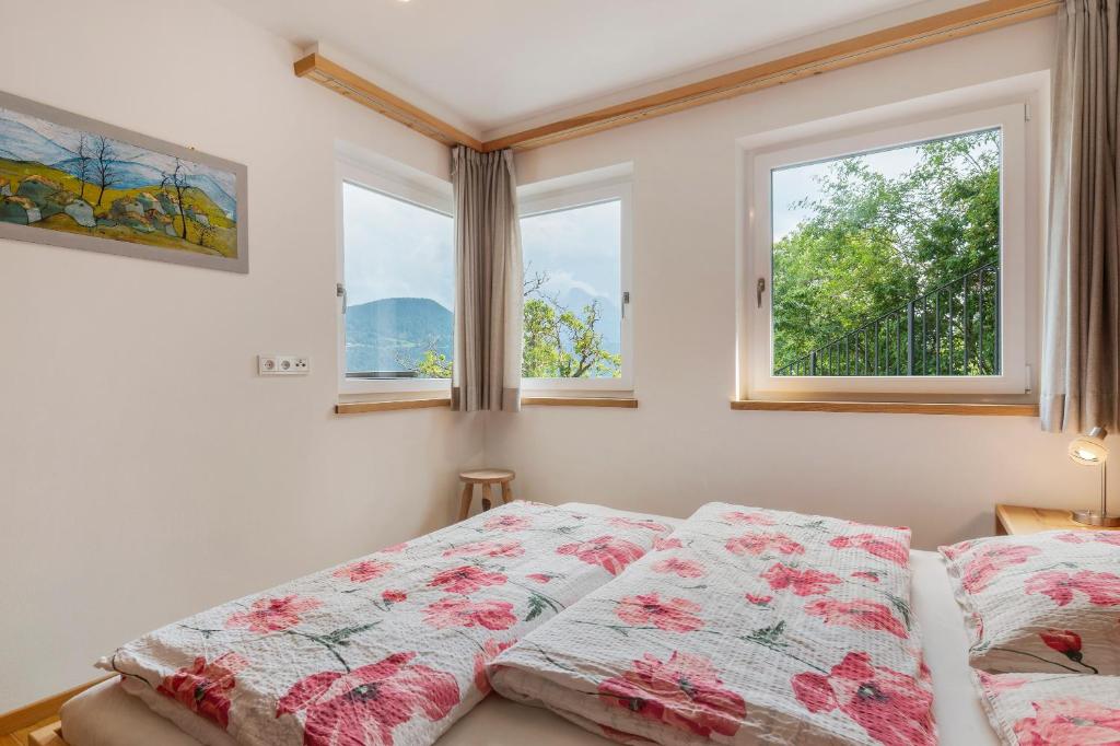A bed or beds in a room at Haus Pferscher