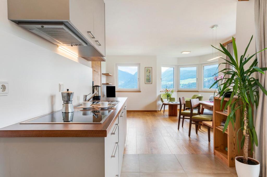A kitchen or kitchenette at Haus Pferscher