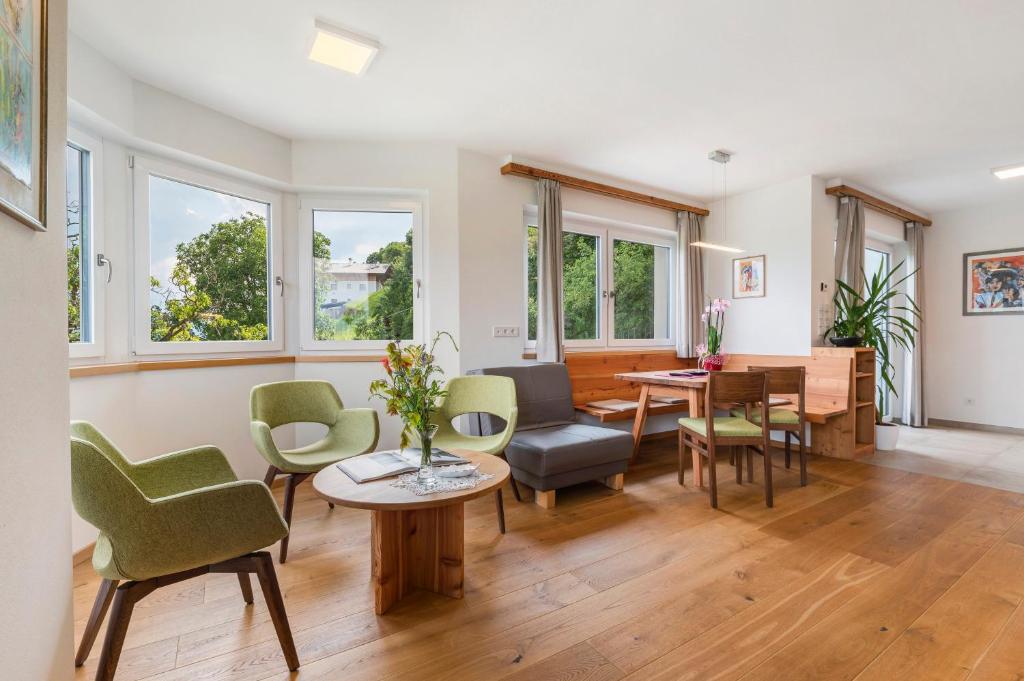 A seating area at Haus Pferscher