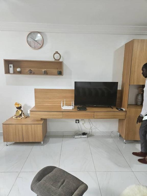 Μια τηλεόραση ή/και κέντρο ψυχαγωγίας στο sci lyo