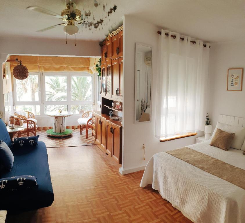 ein Schlafzimmer mit Bett und ein Wohnzimmer in der Unterkunft Acogedor estudio Algarrobo-Costa in Algarrobo-Costa