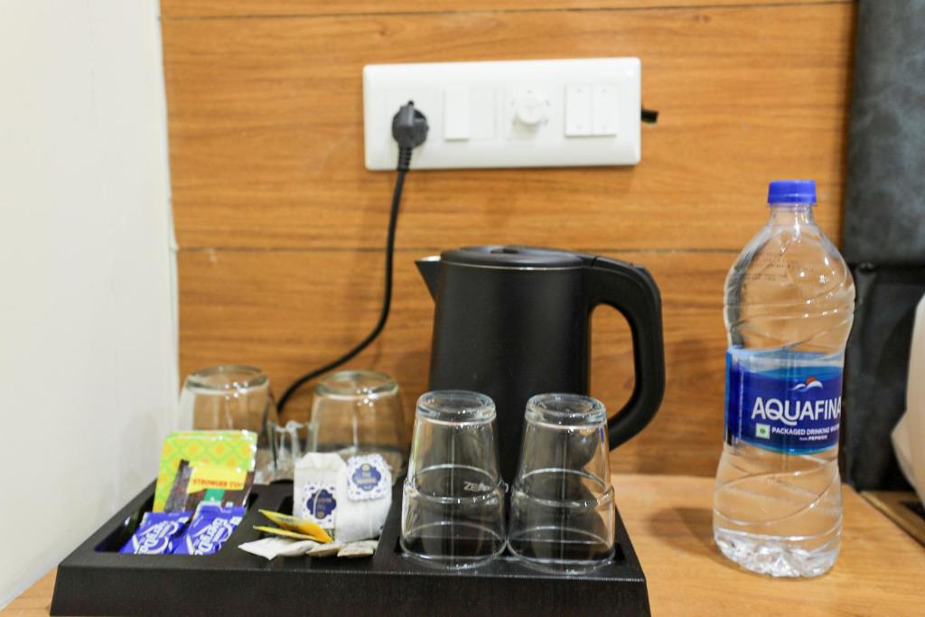 Příslušenství pro přípravu čaje a kávy v ubytování Hotel White Fields Hitec City, Hyderabad