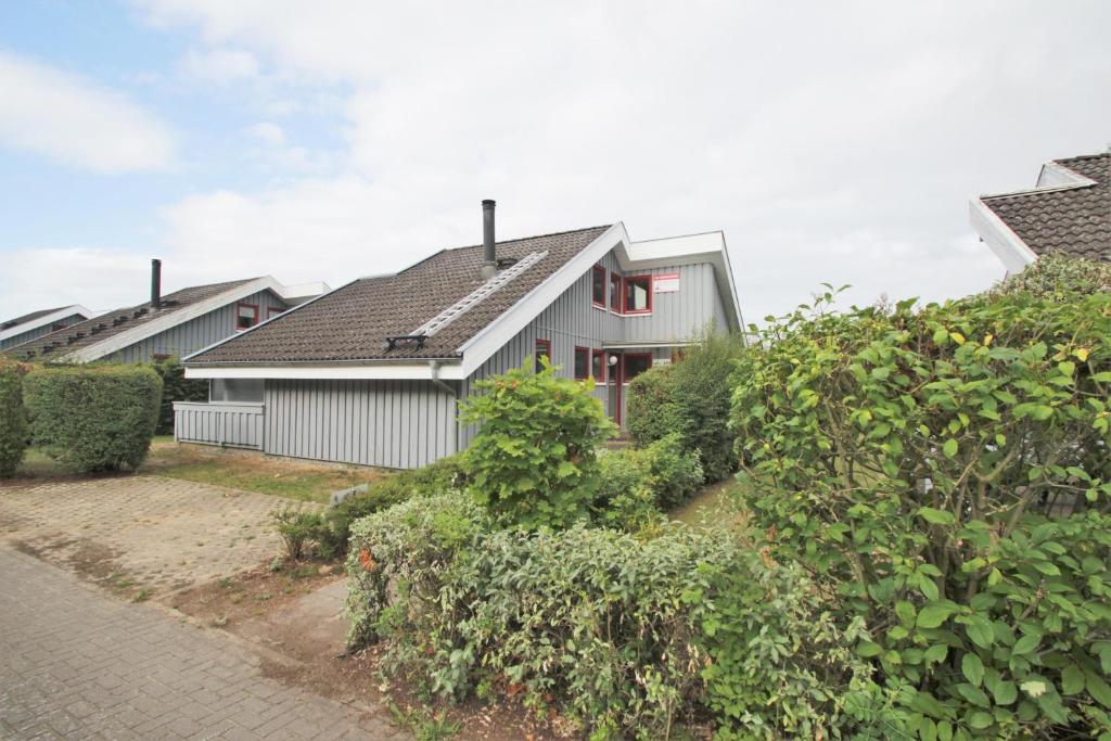 ein weißes Haus mit einem Dach in der Unterkunft Wildgans 271 in Mirow