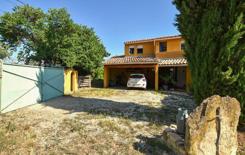 une maison avec une voiture garée dans l'allée dans l'établissement 1 Bedroom Gorgeous Home In Caromb, à Caromb