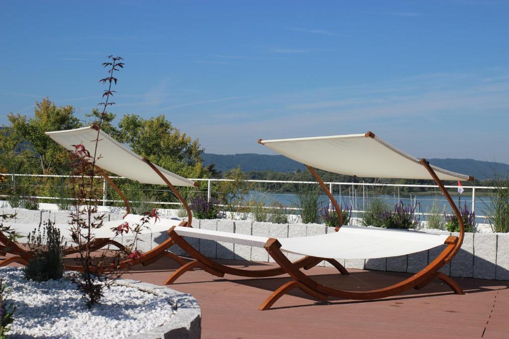 2 Stühle und ein Tisch auf der Terrasse in der Unterkunft Seehotel Adler in Bodman-Ludwigshafen