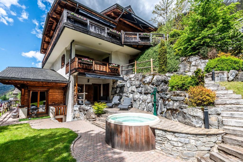 une maison avec une piscine dans la cour dans l'établissement Chalet Chez Nous, à Morzine