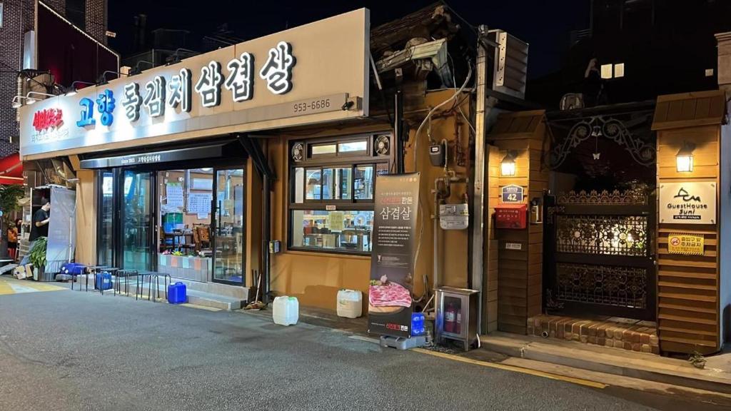 ein Geschäft vor einem Gebäude in der Nacht auf einer Straße in der Unterkunft Hanok Guesthouse Suni in Seoul
