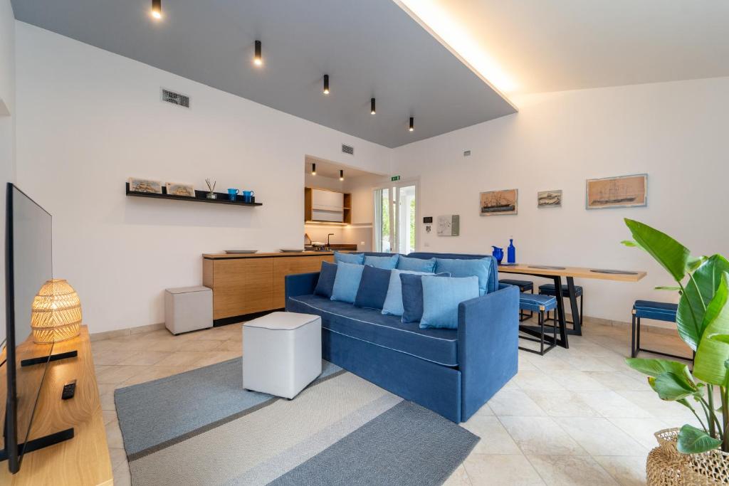 a living room with a blue couch and a table at Elbitat Homes in Bagnaia