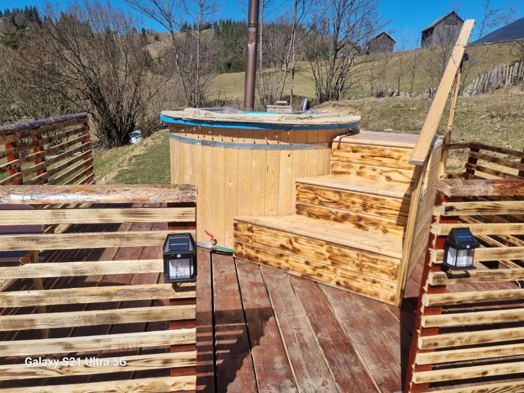 Cabana Trei Brazi cu ciubar si loc de joacă exterior