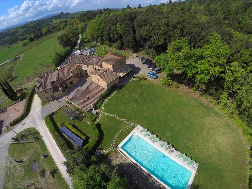 Bazén v ubytování Agriturismo Verniano Five Apartments with Panoramic Pool nebo v jeho okolí