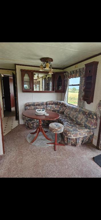 Posezení v ubytování Gwel y mynydd Caravan