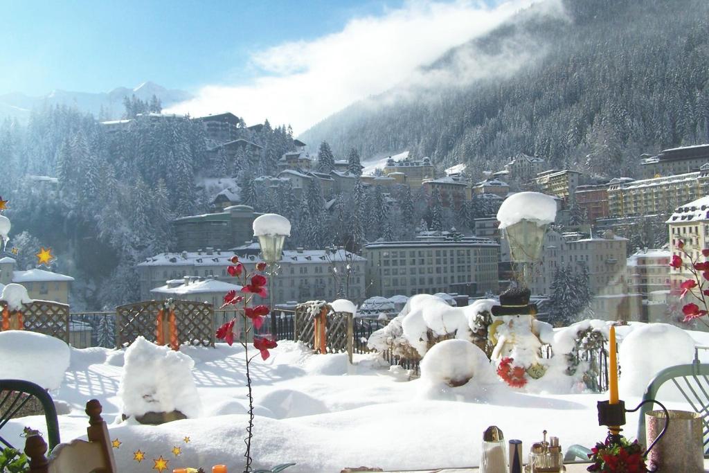 eine schneebedeckte Stadt mit Gebäuden im Hintergrund in der Unterkunft Romantikpension Villa Anna in Bad Gastein