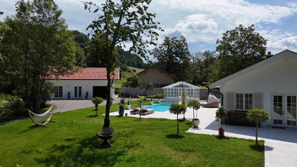 Swimmingpoolen hos eller tæt på Luxus Bungalow mit Pool im Chiemgau