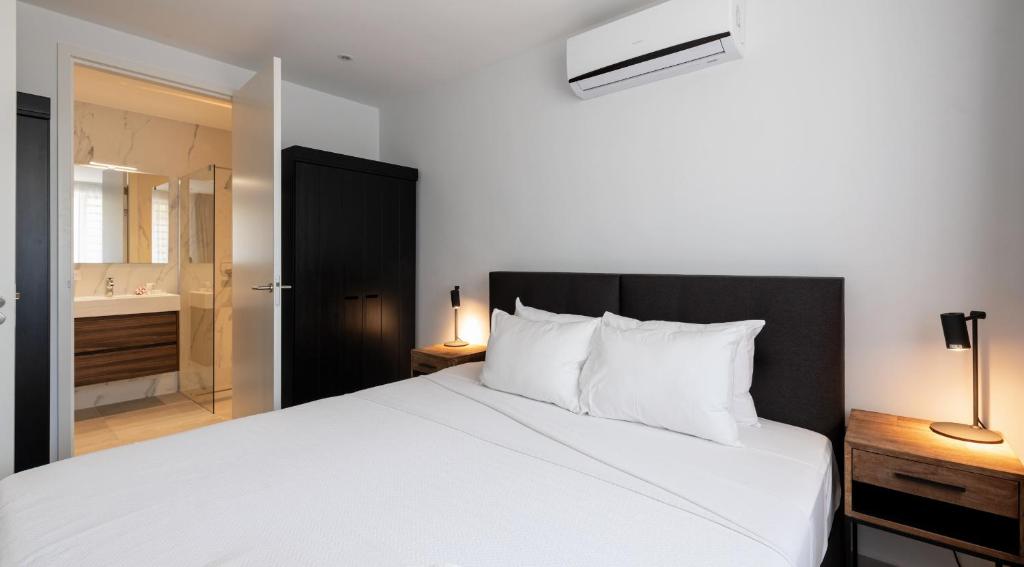 Postel nebo postele na pokoji v ubytování Luxe Breeze