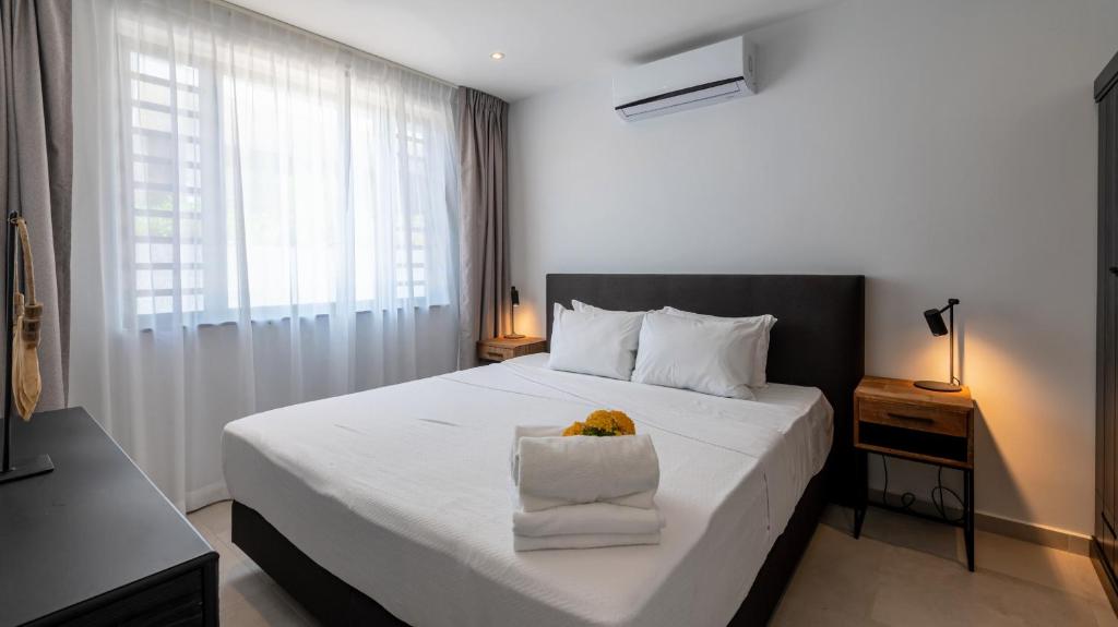 Postel nebo postele na pokoji v ubytování Luxe Breeze