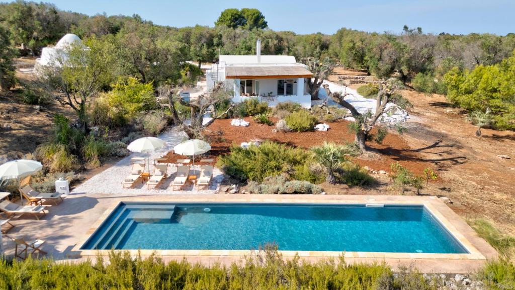 une vue aérienne d'une maison avec piscine dans l'établissement Dimora Donnagnora, à Ostuni