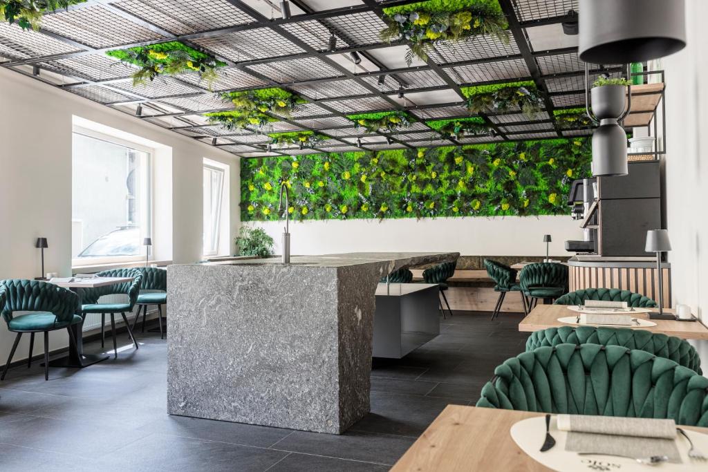 un ristorante con piante verdi sul soffitto di Sole Boutique Hotel a Vipiteno