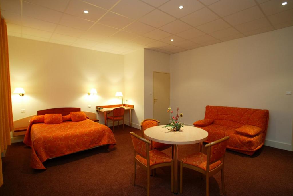 Posezení v ubytování Logis Hotel Restaurant Remotel