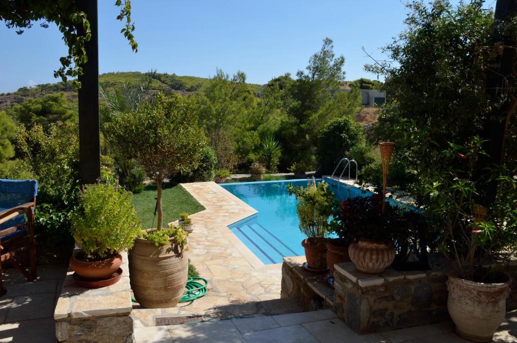 The swimming pool at or close to Villa Pepy