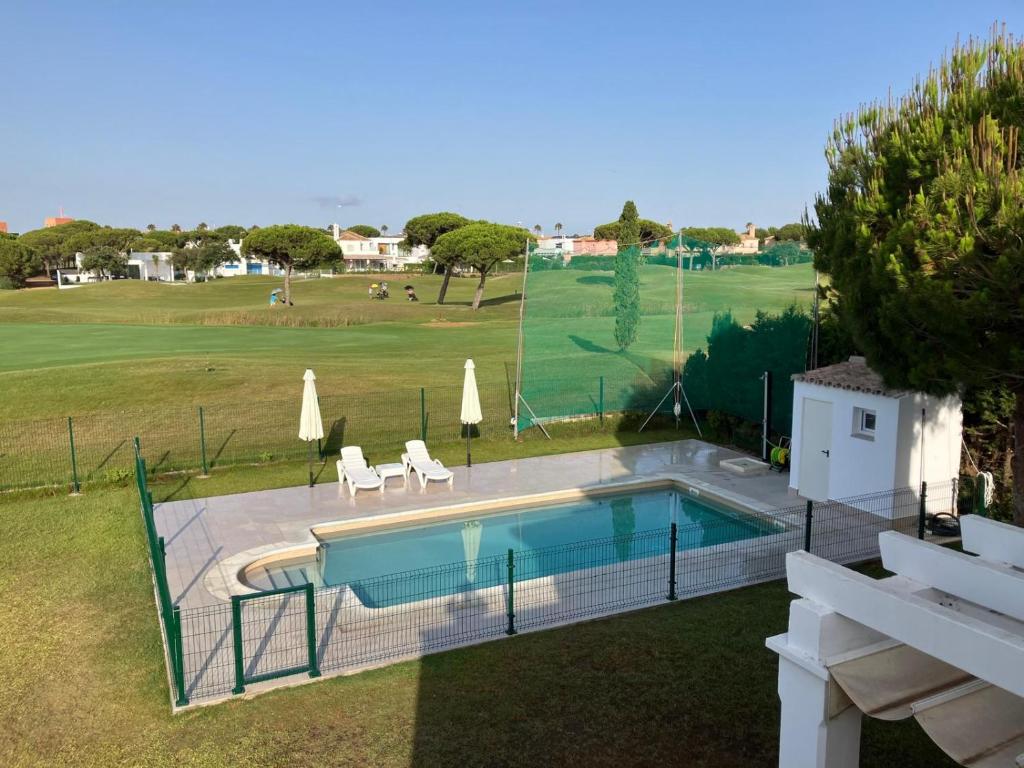 Zdjęcie z galerii obiektu Chalet con piscina en Novo Sancti Petri w mieście Chiclana de la Frontera