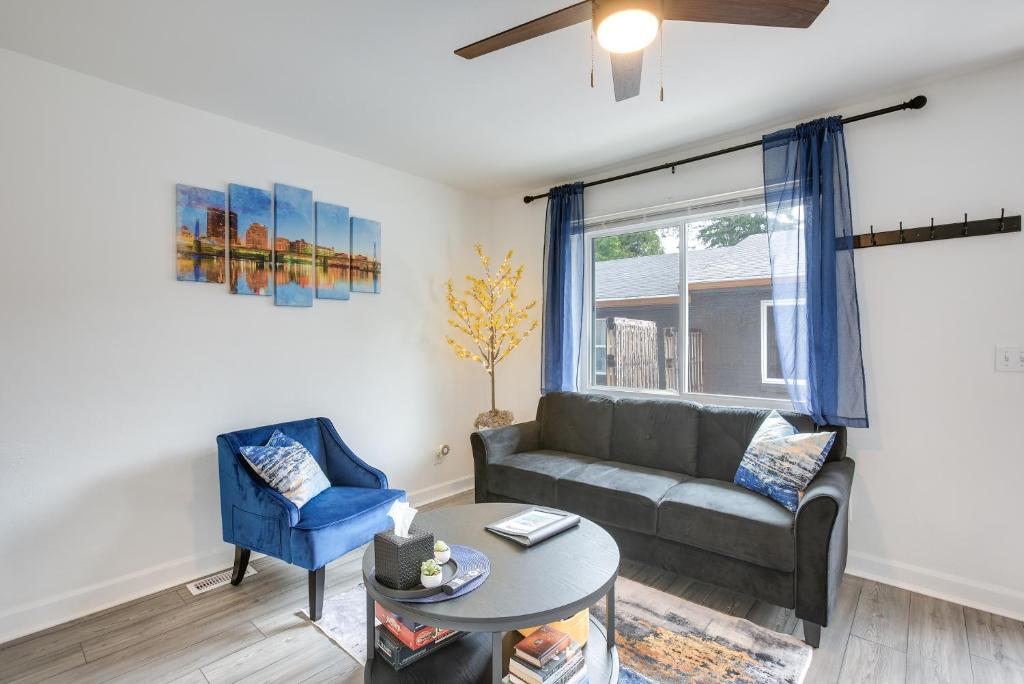 Posezení v ubytování Dayton Condo with Courtyard Less Than 3 to Downtown!