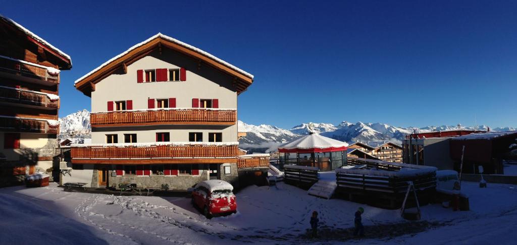 Nespecifikovaný výhled na hory nebo výhled na hory při pohledu z hotelu