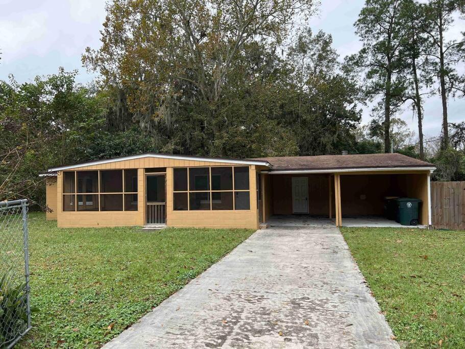 una pequeña casa con garaje en un patio en Cozy home Southside Jax, en Jacksonville