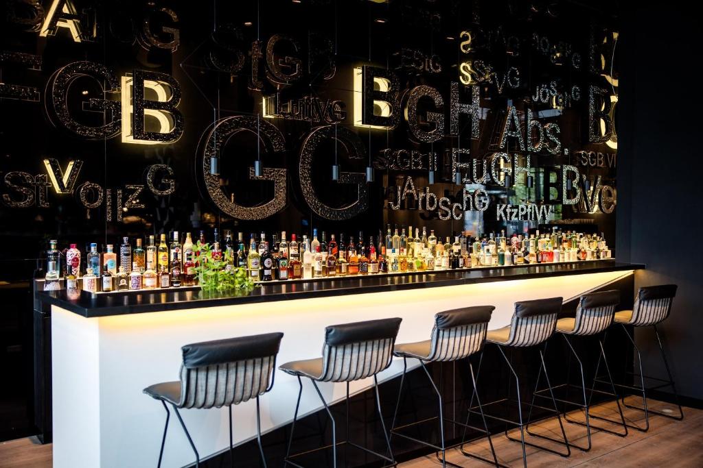Lounge nebo bar v ubytování Motel One Karlsruhe