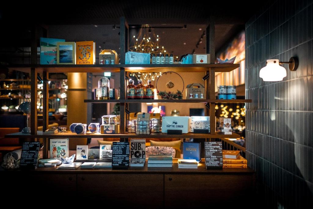 ハンブルクにあるThe Cloud One Hamburg-Kontorhausの棚本展示本屋