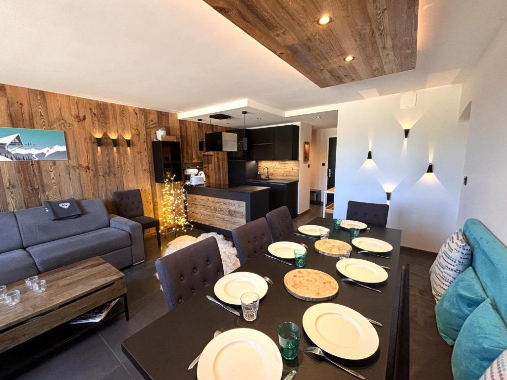 un salon avec une table et un canapé dans l'établissement Magnifique appart 3-4 pièces, centre station, 8 pers, skis aux pieds, animaux ok - FR-1-634-3, à Avoriaz