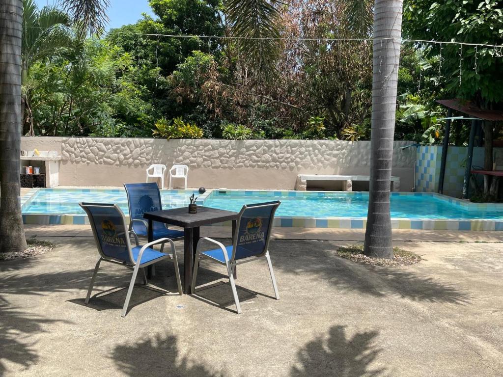 Bazén v ubytování Hostal Luz de Luna nebo v jeho okolí