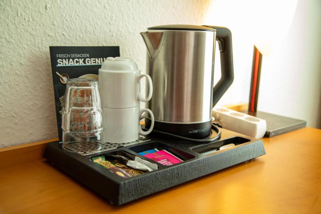 Příslušenství pro přípravu čaje a kávy v ubytování hogh Hotel Heilbronn