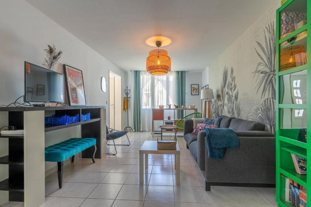 un salon avec un canapé et une table dans l'établissement La Maison Siméon, à Amboise