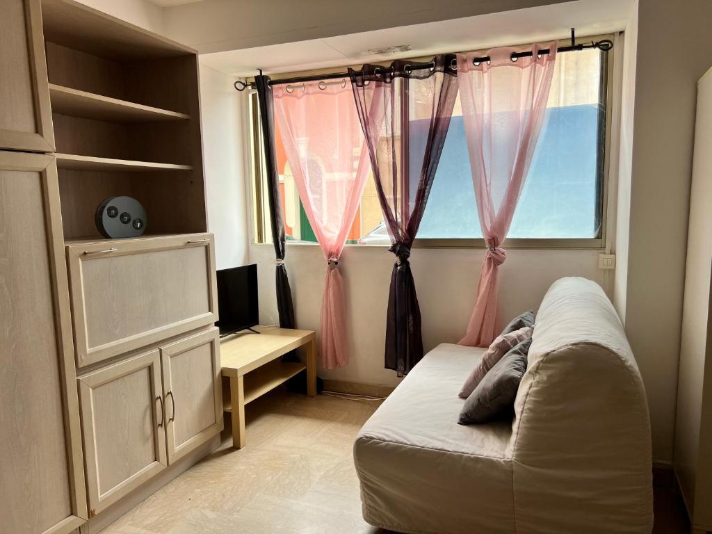 un salon avec un canapé et une fenêtre dans l'établissement Le Mourillon, à Toulon