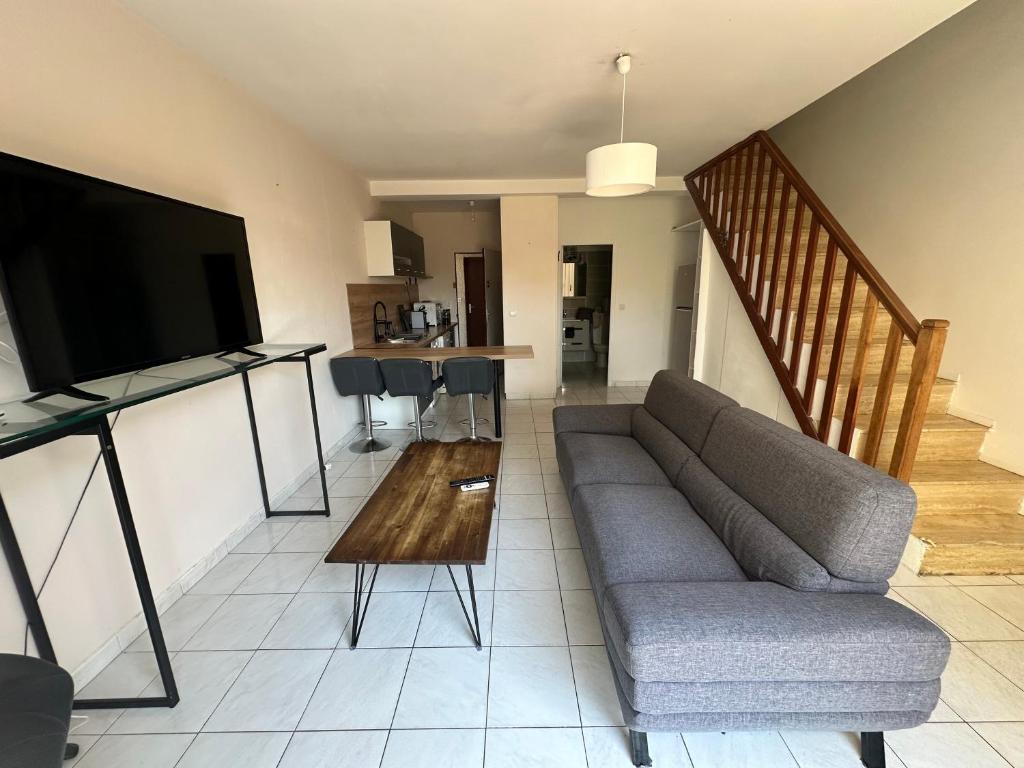 TV a/nebo společenská místnost v ubytování Mini Villa T3 duplex