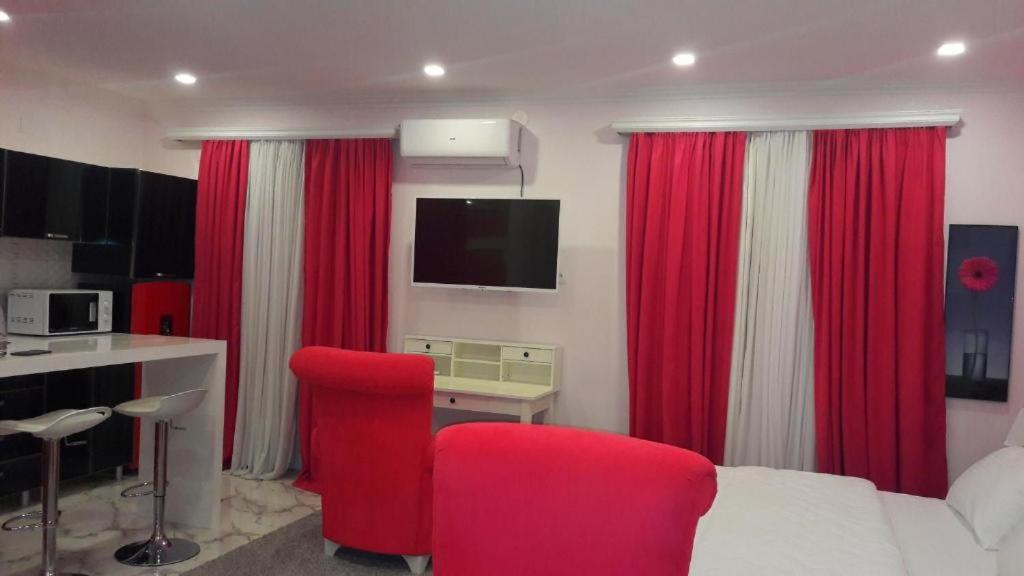 TV a/nebo společenská místnost v ubytování Hotel Lilo near Airport