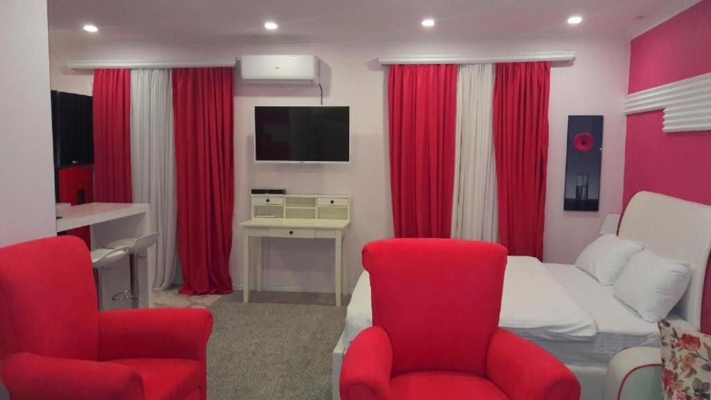 TV a/nebo společenská místnost v ubytování Hotel Lilo near Airport