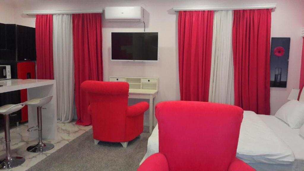 TV a/nebo společenská místnost v ubytování Hotel Lilo near Airport