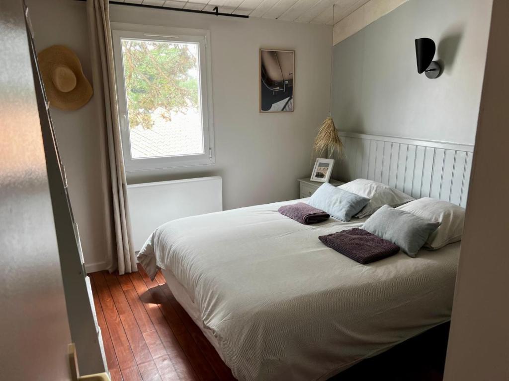 Ένα ή περισσότερα κρεβάτια σε δωμάτιο στο Maison 3 chambres, terrasse et piscine